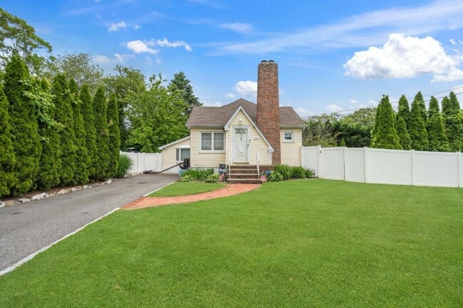 306 McCall Ave in West Islip, NY - Building Photo - Building Photo