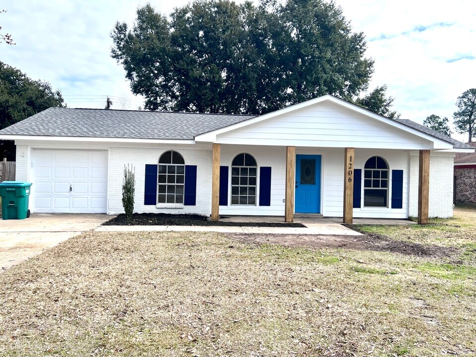 1206 King Henry Dr in Ocean Springs, MS - Building Photo