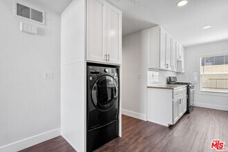 16550 Vanowen St in Los Angeles, CA - Building Photo - Building Photo