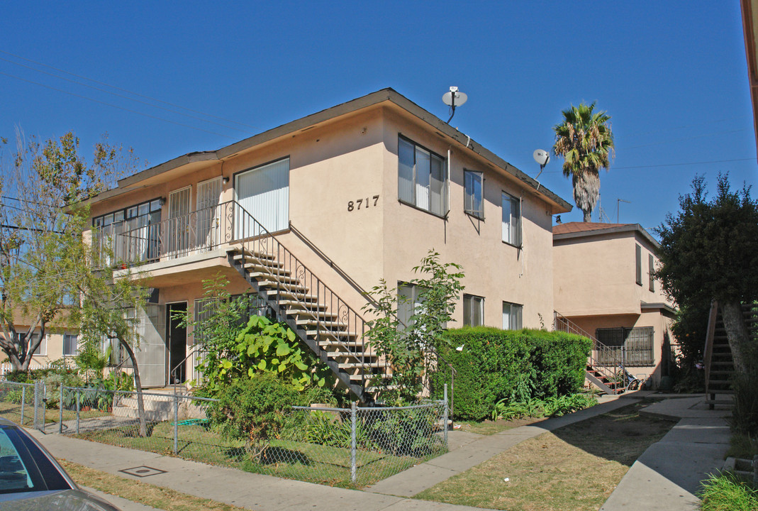 8715-8717 Cattaraugus Ave in Los Angeles, CA - Foto de edificio