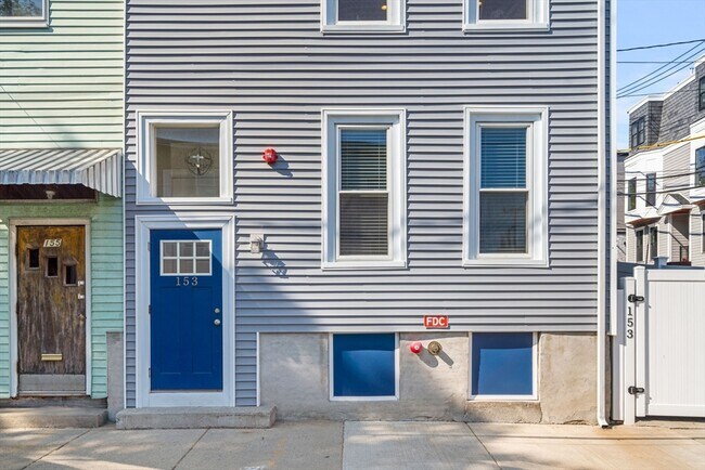 153 Everett St in Boston, MA - Building Photo - Building Photo