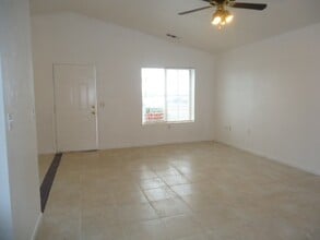 1986 W Roby Ave in Porterville, CA - Building Photo - Building Photo