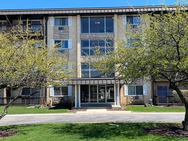 2218 S Goebbert Rd in Arlington Heights, IL - Building Photo - Building Photo