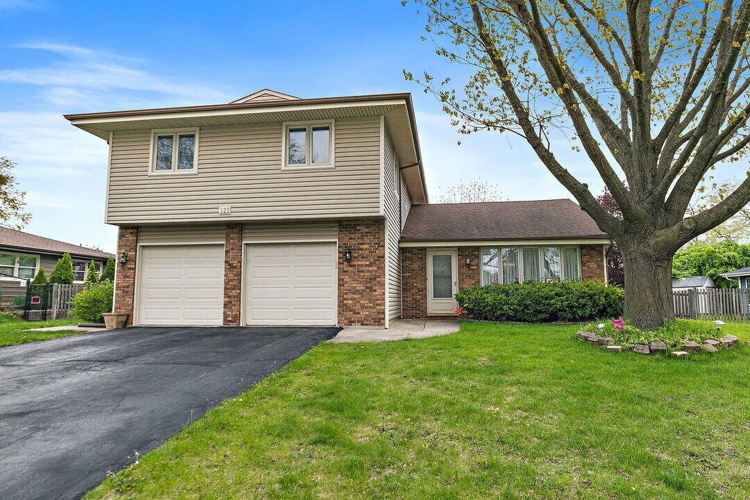 121 Millis Ln in Schaumburg, IL - Building Photo