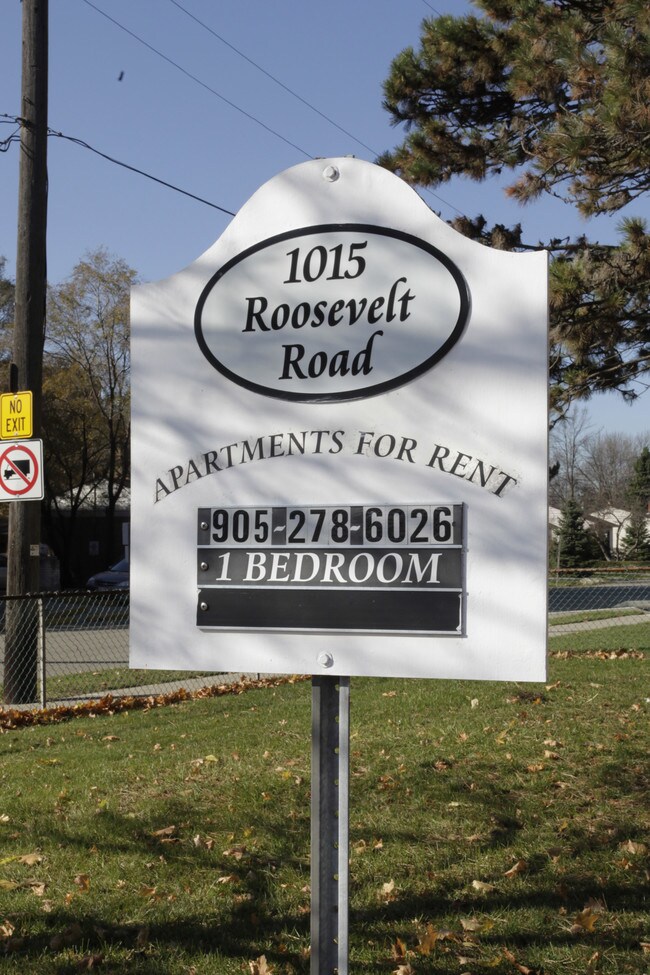 1015 Roosevelt Rd in Mississauga, ON - Building Photo - Building Photo