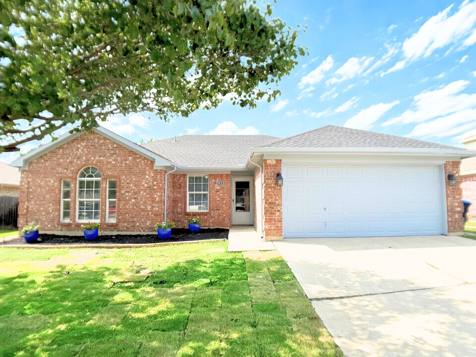 3913 Periwinkle Dr in Fort Worth, TX - Foto de edificio