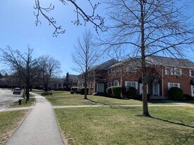 145 Emerson Gardens Rd, Unit 145 in Lexington, MA - Building Photo