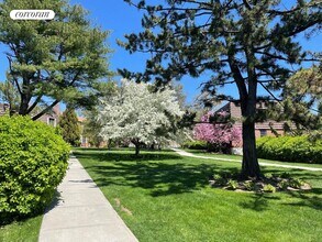 70-25A Park Dr E in Queens, NY - Building Photo - Building Photo