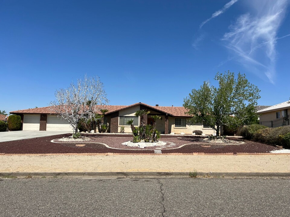 16306 Kasota Rd in Apple Valley, CA - Foto de edificio