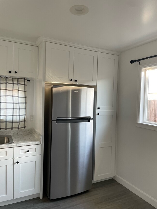 265 E 69th Way, Unit A in Long Beach, CA - Building Photo - Building Photo