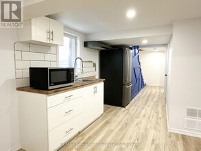 233 Pelham Rd in St Catharines, ON - Building Photo - Building Photo