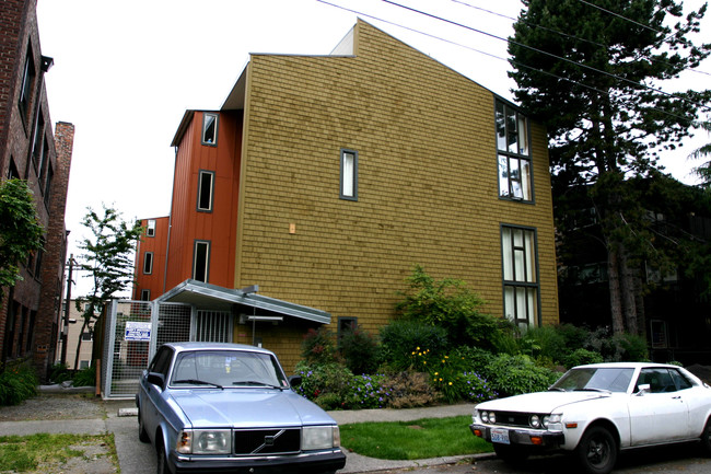 Thunderbird Apartments in Seattle, WA - Building Photo - Building Photo