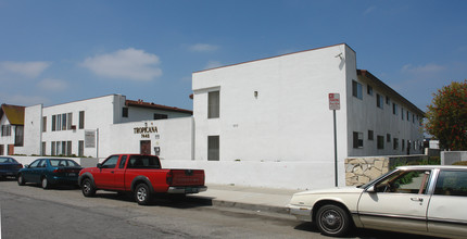 Tropicana in Reseda, CA - Building Photo - Building Photo