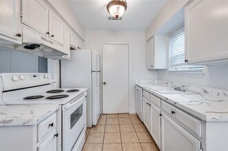 215 Roberts Cir in Arlington, TX - Building Photo - Building Photo