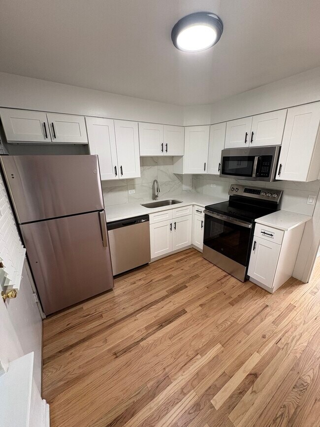 2104 W Farragut Ave-Unit -B2 in Chicago, IL - Building Photo - Building Photo