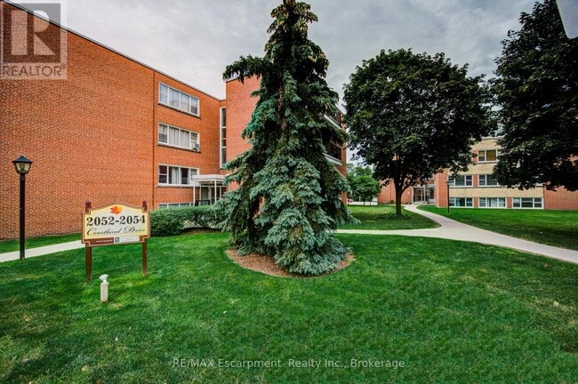 property at 2052-2052 Courtland Dr