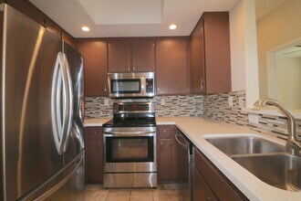 2150 Camino De La Reina in San Diego, CA - Building Photo - Building Photo