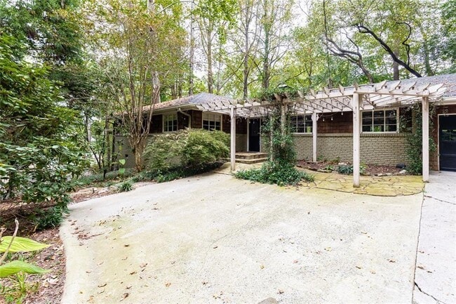 3943 Lake Forrest Dr NE in Atlanta, GA - Building Photo - Building Photo