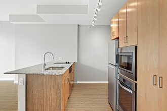450 N St Clair St in Chicago, IL - Building Photo - Building Photo