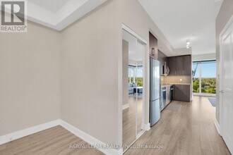 9600 Yonge St in Richmond Hill, ON - Building Photo - Building Photo