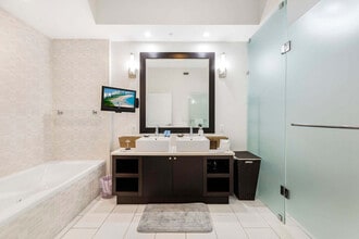 5300 NW 87th Ave in Doral, FL - Foto de edificio - Building Photo