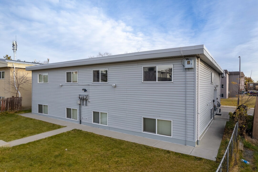 423 Huntsville Cres NW in Calgary, AB - Building Photo