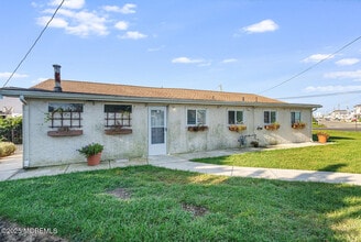 102 E Boat Dr in Little Egg Harbor Township, NJ - Building Photo - Building Photo