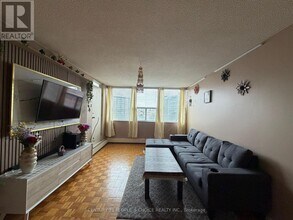2121 Roche Ct in Mississauga, ON - Building Photo - Building Photo