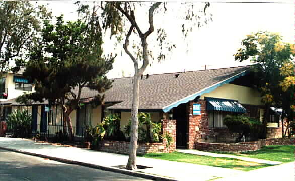 858 N Lemon St in Anaheim, CA - Building Photo