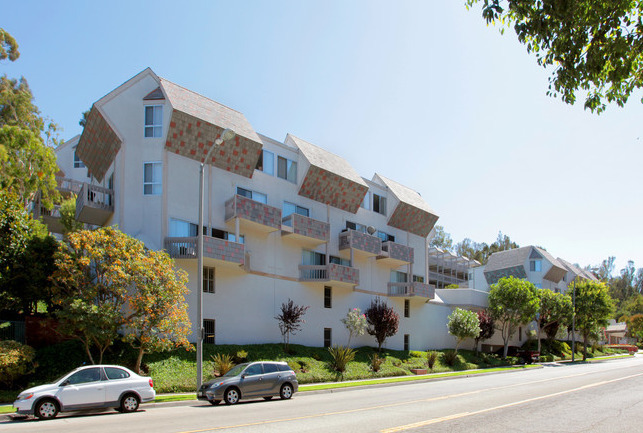 Hillside Terrace Apartments in Torrance, CA - Building Photo