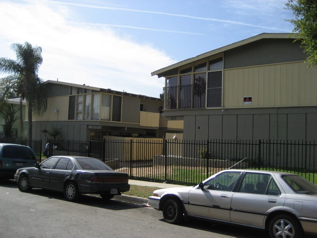 10235 Darby Ave in Inglewood, CA - Foto de edificio - Building Photo