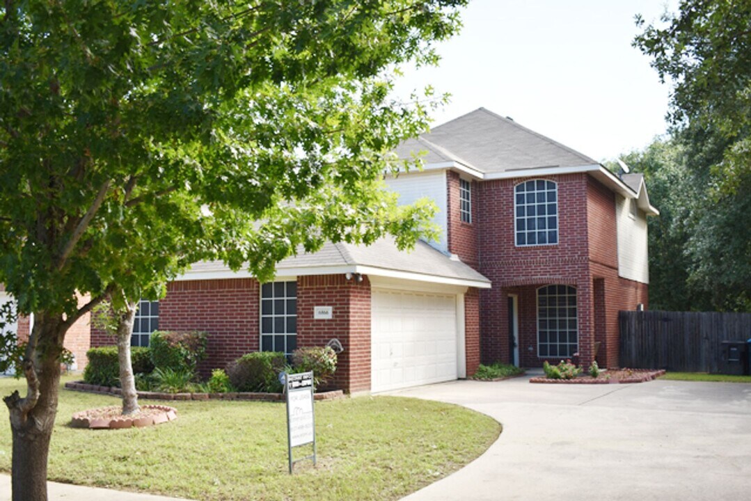 6866 Amberdale Dr in Fort Worth, TX - Building Photo