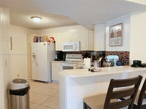 9055 Wiles Rd in Coral Springs, FL - Foto de edificio - Building Photo