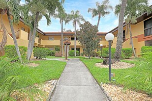 6120 Whiskey Creek Dr in Ft. Myers, FL - Building Photo