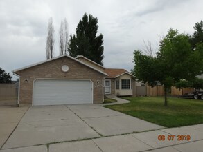 5365 S 3750 W in Roy, UT - Foto de edificio - Building Photo