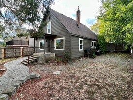 230 SW Spring St in Grants Pass, OR - Building Photo