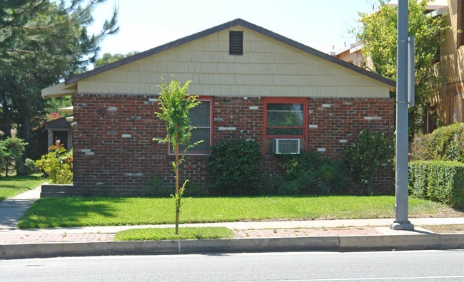 75 San Gabriel Blvd in Pasadena, CA - Foto de edificio - Building Photo