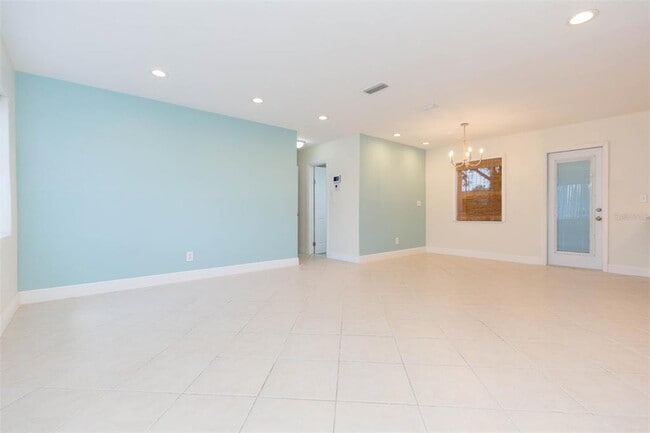 301 89th Ave NE in St. Petersburg, FL - Building Photo - Building Photo