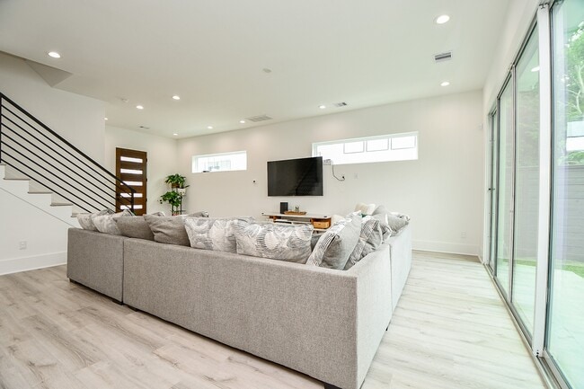 7603 Jacquelyn Gdns Ln