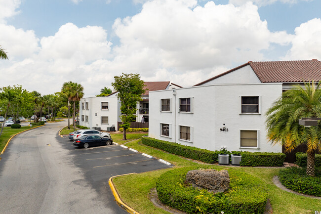 Bleau Fontaine Condominiums in Miami, FL - Building Photo - Building Photo