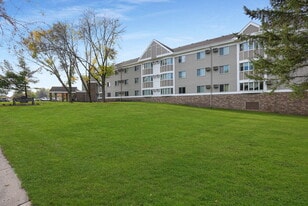 Applewoods Apartments in Apple Valley, MN - Building Photo