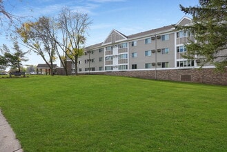 Applewoods Apartments in Apple Valley, MN - Foto de edificio - Building Photo