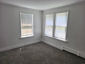 302 Hazard Ave in Enfield, CT - Building Photo - Building Photo
