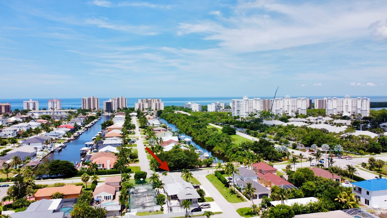 10980 Vanderbilt Dr in Naples, FL - Building Photo