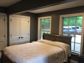 2102 W Bear Creek Rd in Red Oak, TX - Foto de edificio - Building Photo