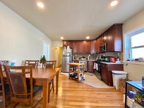 18 Landers St, Unit 3 in Somerville, MA - Foto de edificio - Building Photo