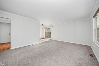 24692 N Meadow Dr, Unit 9 / 3 in Harrison Township, MI - Foto de edificio - Building Photo