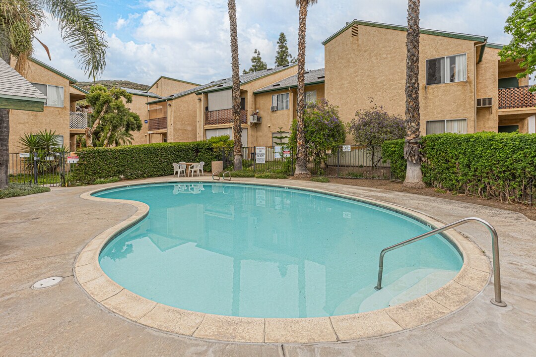 Lakeside Meadows in Lakeside, CA - Foto de edificio