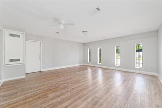 5618 Briarwick Ln in Houston, TX - Building Photo - Building Photo
