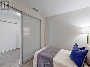180 Fairview Mall Dr in Toronto, ON - Building Photo - Building Photo